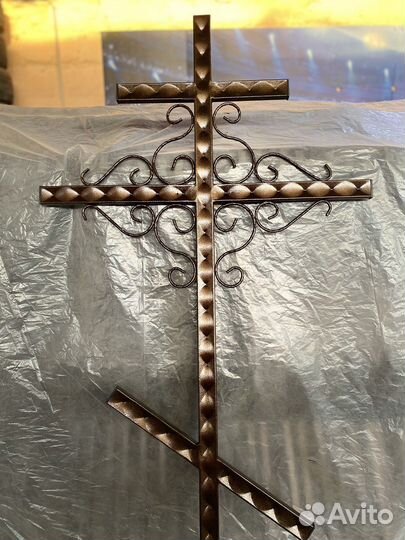 Кресты, столики, скамейки на кладбище