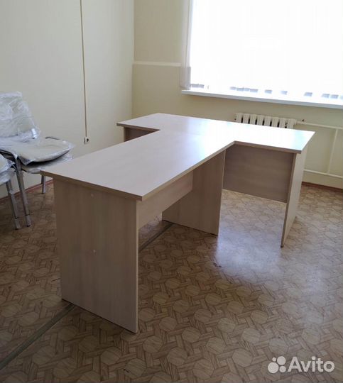 Стол руководителя с брифингом переговорный простой