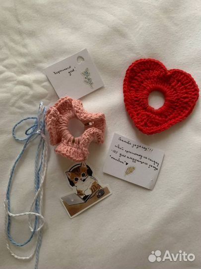 Вязаная резинка для волос сердечко
