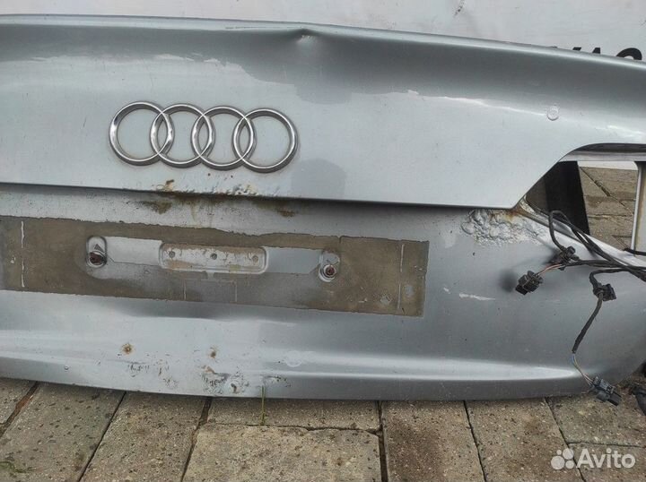 8K5827023AE Крышка багажника Audi A4