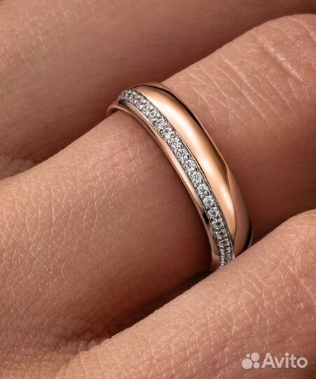 Золотое обручальное кольцо