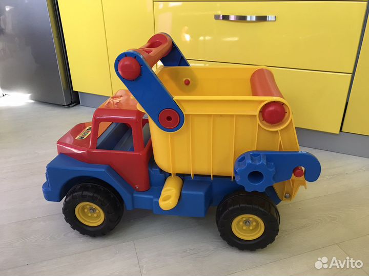 Машина самосвал большая