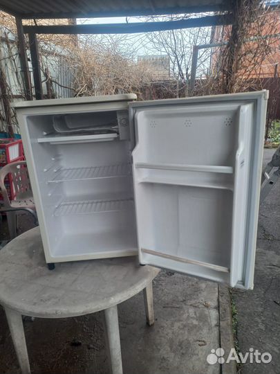Холодильник маленький с морозилкой б/у Toshiba