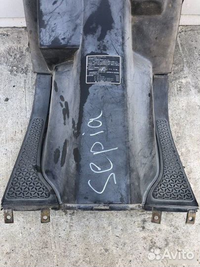 Подрулевой пластик Suzuki Sepia 50