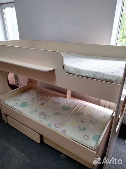 Детская двух ярусная кроватка с матрацами