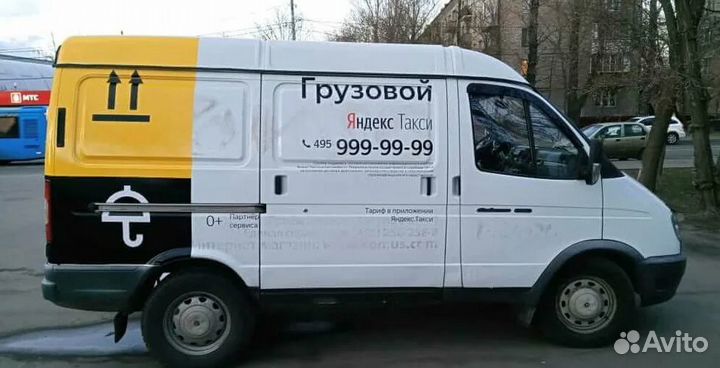 Водитель со своим грузовым авто