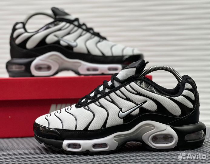 Nike Air Max TN Plus белые черные