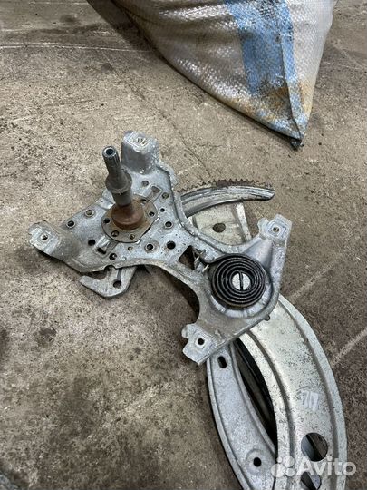 Стеклоподъемник передний п мех. VW Passat B3