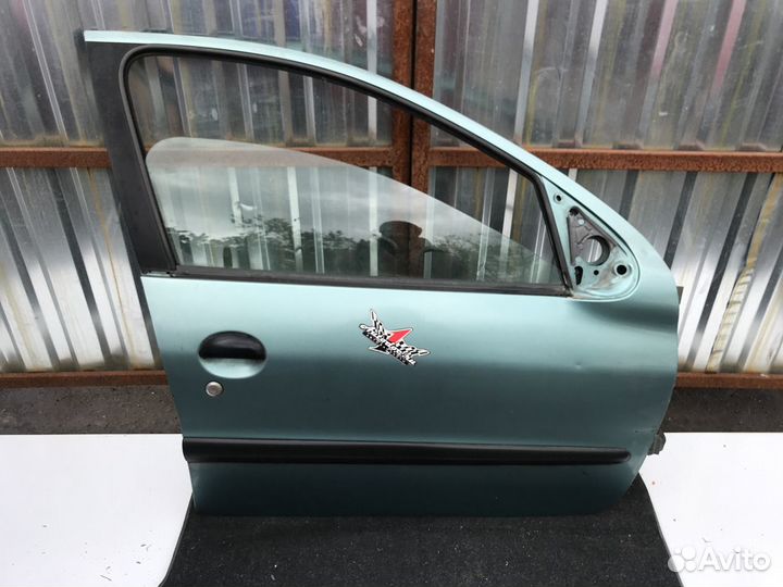 Дверь передняя правая Peugeot 206