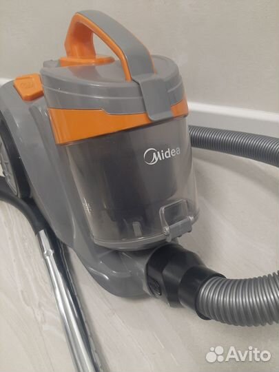 Пылесос с контейнером 1600 Вт