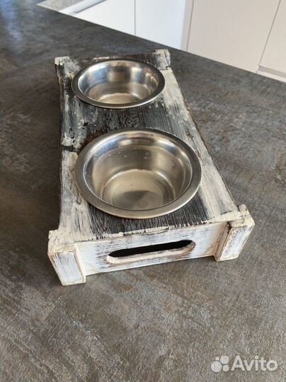 Миска на деревянной подставке