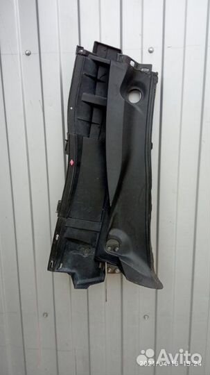 Решетка под лобовое стекло левая Toyota Corolla