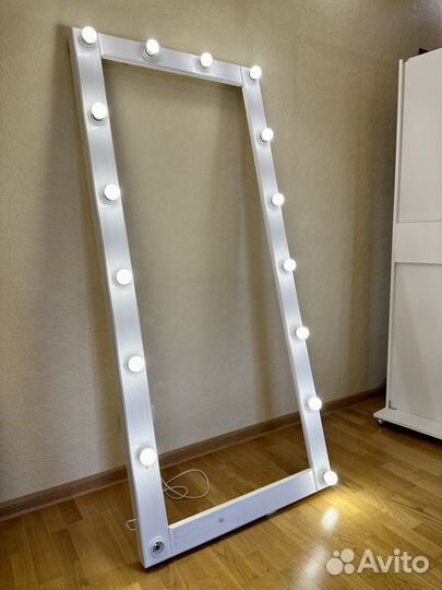 Гримерное зеркало с лампочками