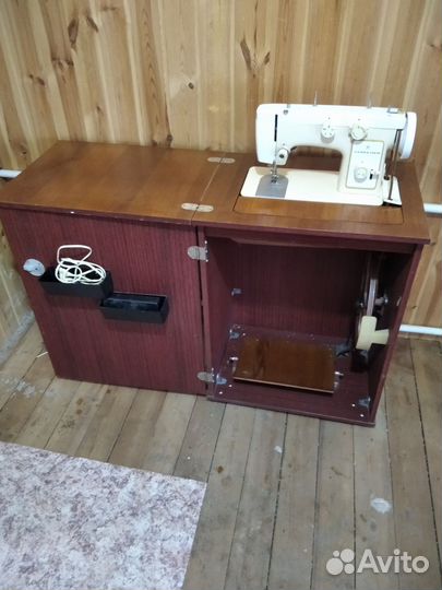 Швейная машина Чайка 142м