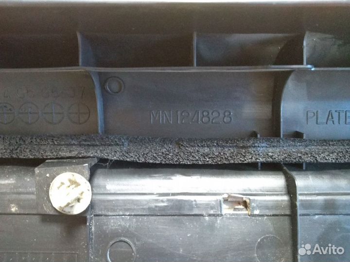 Накладка декоративная передняя правая Mitsubishi