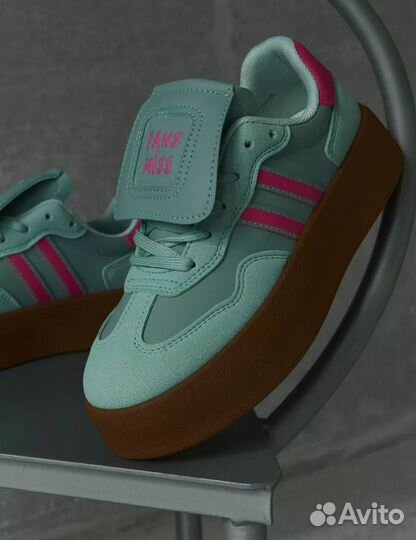 Кроссовки женские