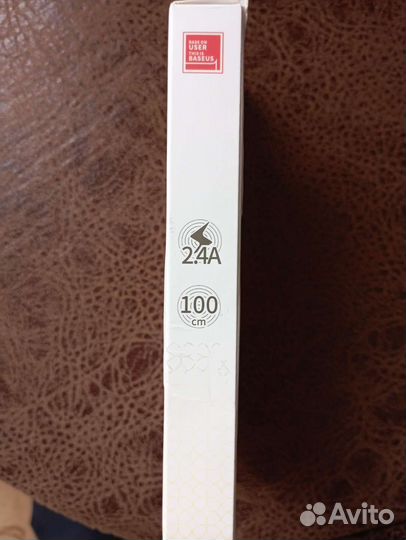 Зарядный шнур на iPhone