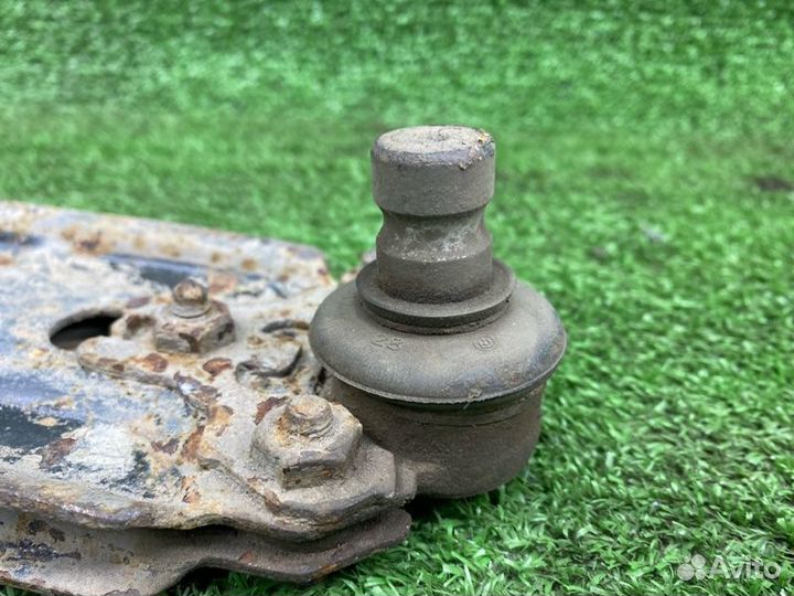 Рычаг правый Volkswagen Vento