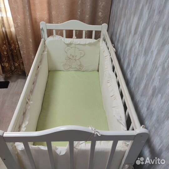 Детская кроватка с маятником