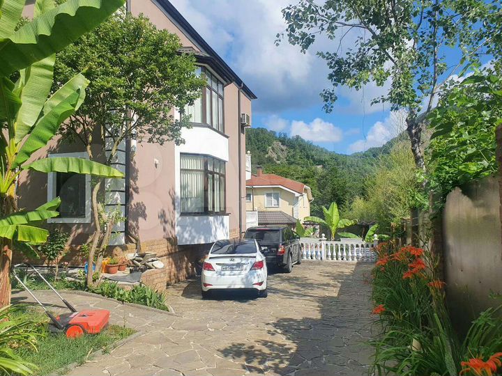 Дом 608 м² на участке 9 сот.