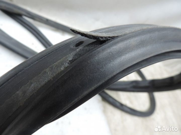 Уплотнитель двери передний правый Nissan March 200