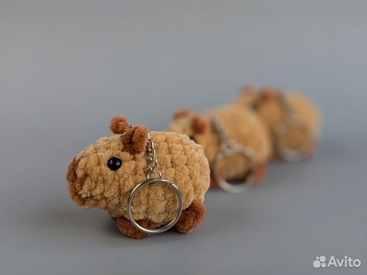 Плюшевая вязаная капибара брелок ручной работы