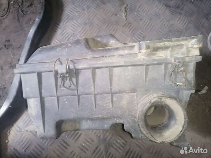 Корпус воздушного фильтра Volkswagen Passat b3