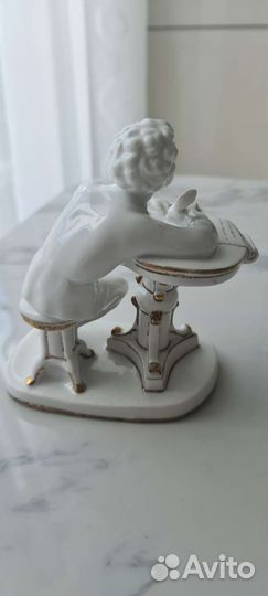 Статуэтка Юный Пушкин за столом, фарфор, лфз