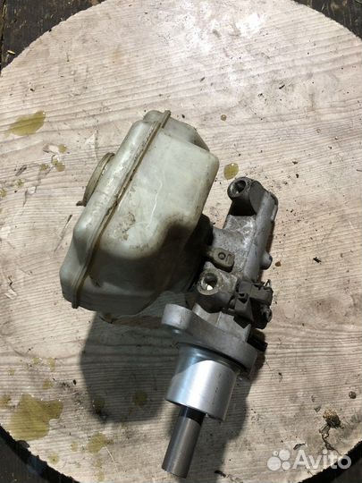 Главный тормозной цилиндр Volkswagen Golf 5K1