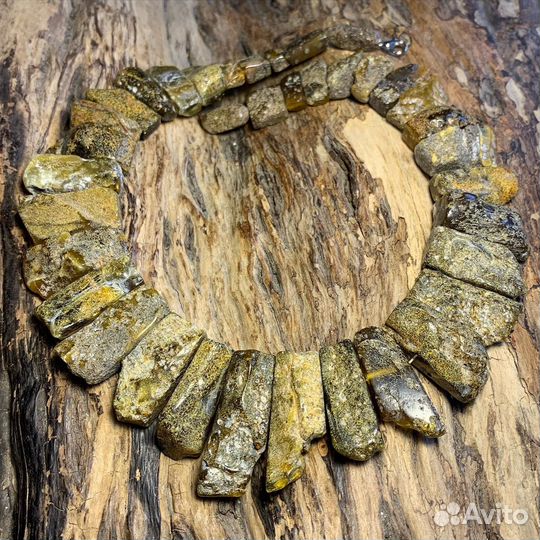 Колье из тёмного янтаря