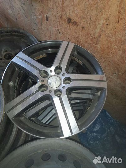 Продам комплект литых дисков на 16