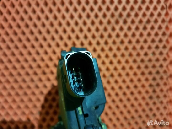 Замок двери передний правый Skoda Octavia Tour