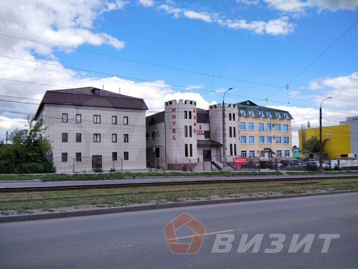 Офис с окном и парковкой