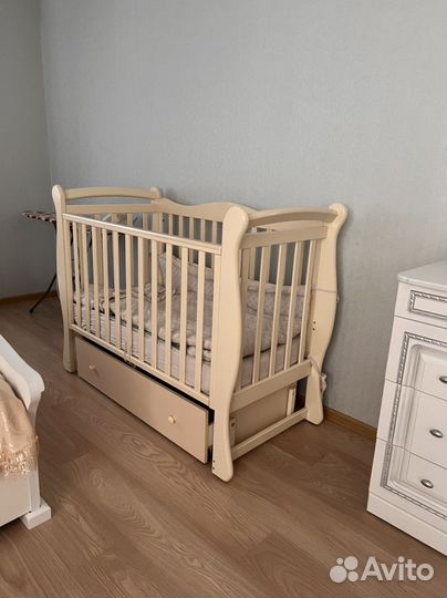 Детская кроватка с маятником и ящиком