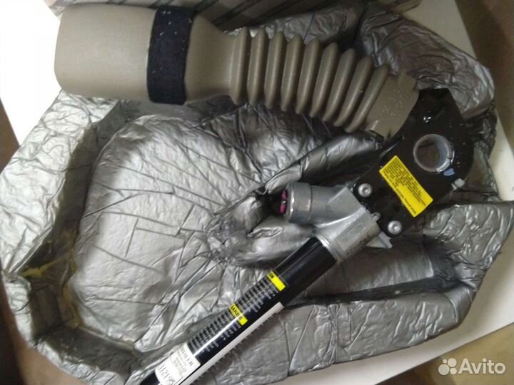 Jeep commander XH преднатяжитель ремня правый