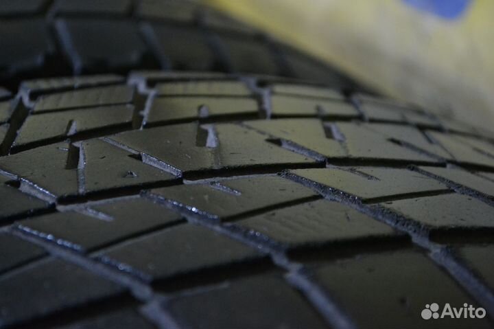 Bridgestone Blizzak DM-V1 235/65 R17