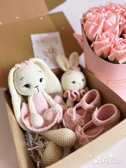 Заяц игрушка и пинетки