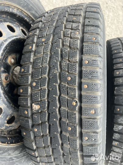 Dunlop SP Winter Ice 01 215/65 R16