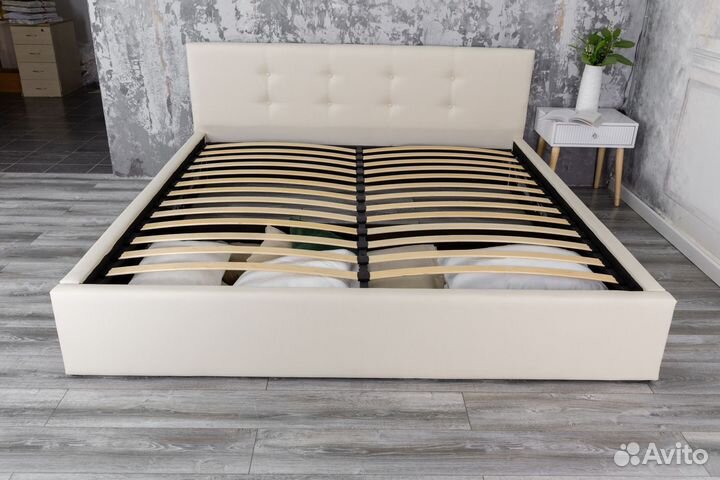 Кровать с матрасом