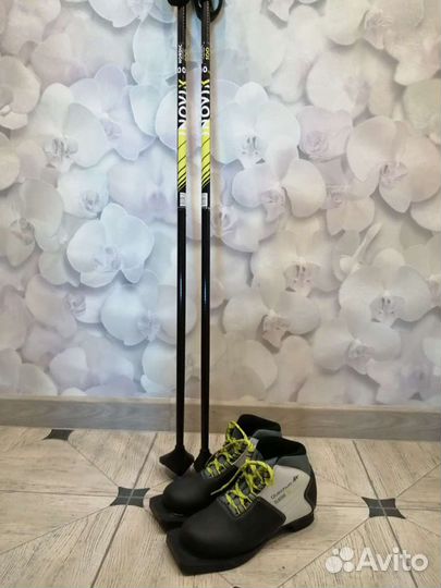 Лыжные палки и ботинки(32 размер)