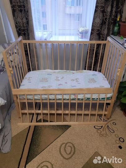 Детская кроватка с маятником