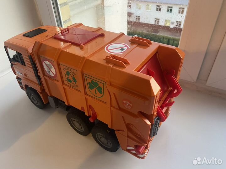 Мусоровоз bruder