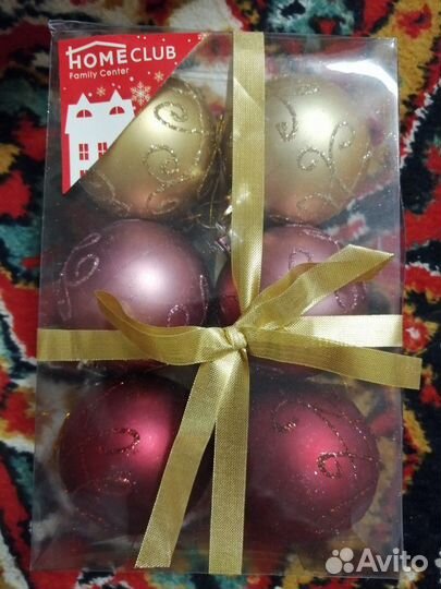 Новогодние шары и бусы