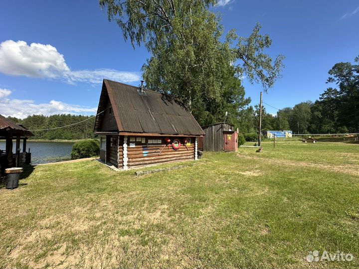 Домик на берегу озера