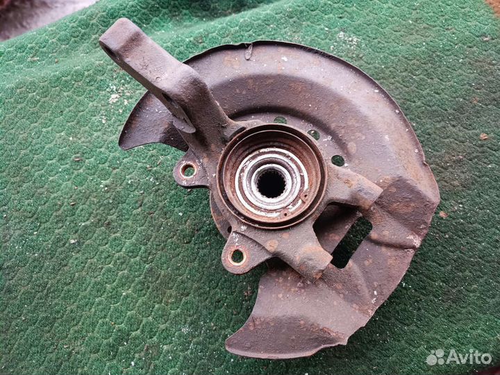 Поворотный кулак правый Лада Калина 1 2006 г