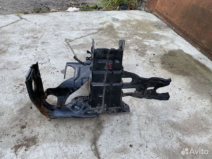 Кронштейн усилителя правый Mercedes CLK W209