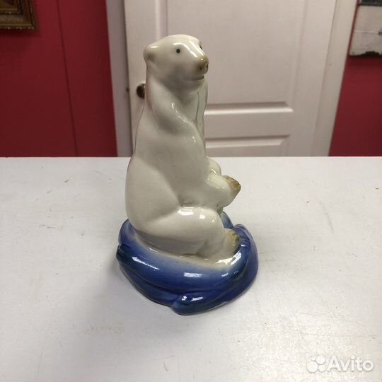 Фарфоровая фигурка 