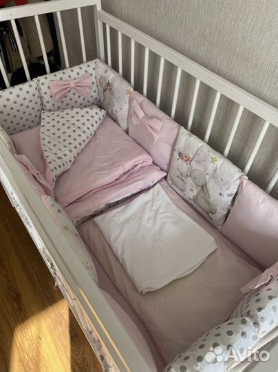 Детская кроватка с маятником