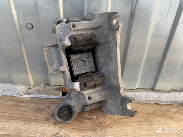 Кронштейн двигателя левый Рено Меган 1.5 dCi K9K