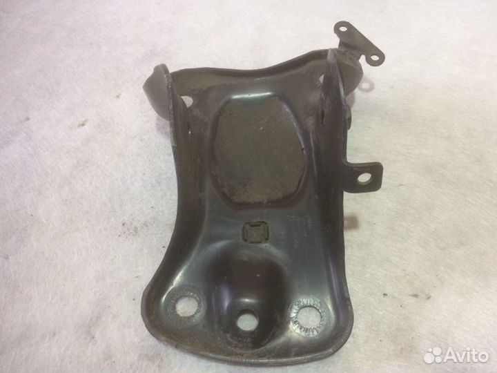 Кронштейн задней балки левый Skoda Octavia A7 CWV